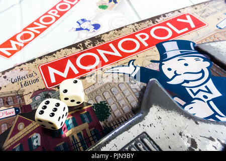 Monopoly Brettspiel schließen oben mit der Box, Board und Würfel. Die klassische Immobilien Handel Spiel von Parker Brothers Stockfoto