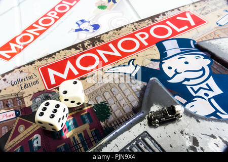 Monopoly Brettspiel schließen oben mit der Box, Board und Würfel. Die klassische Immobilien Handel Spiel von Parker Brothers Stockfoto