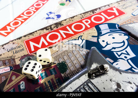 Monopoly Brettspiel schließen oben mit der Box, Board und Würfel. Die klassische Immobilien Handel Spiel von Parker Brothers Stockfoto