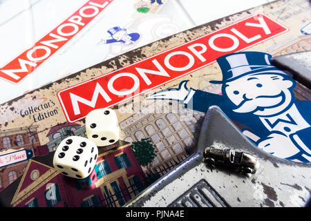 Monopoly Brettspiel schließen oben mit der Box, Board und Würfel. Die klassische Immobilien Handel Spiel von Parker Brothers Stockfoto