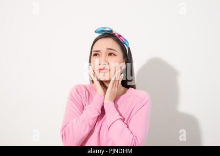 Oh nein! Menschliche Emotionen Konzept. Close up Portrait von verwirrt schöne Frau auf weißem Hintergrund. Junge Angst Mädchen berühren Gesicht mit den Händen und Lo Stockfoto