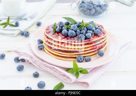Delish Frühstück mit frischem Obst bei der Gartenparty, aussen mit Blumen hinter und frischen Kräutern auf der Oberseite Stockfoto