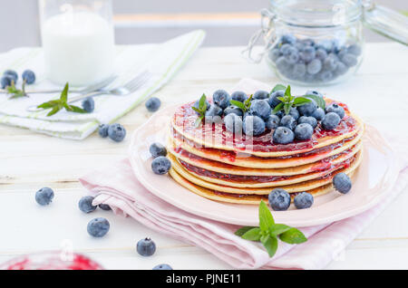 Delish Frühstück mit frischem Obst bei der Gartenparty, aussen mit Blumen hinter und frischen Kräutern auf der Oberseite Stockfoto