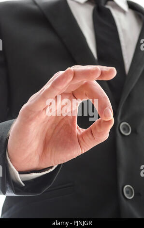 Geschäftsmann mit einem OK-Geste. 7/8-Ansicht von unten. Stockfoto