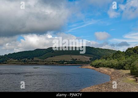 Ergriffen, um die Auswirkungen der heißesten Sommer von Datensatz zu Datensatz, auf der Lady Bower Reservoir, in Derbyshire Stockfoto