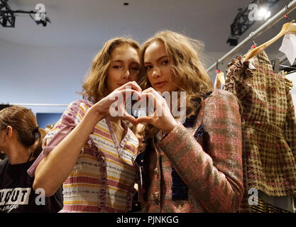 New York, USA. 7. Sep 2018. Modelle warten backstage vor Vivienne Hu 2019 Kollektion Frühjahr/Sommer Show während der New York Fashion Week in New York, USA, Sept. 7, 2018. Credit: Lin Bilin/Xinhua/Alamy leben Nachrichten Stockfoto