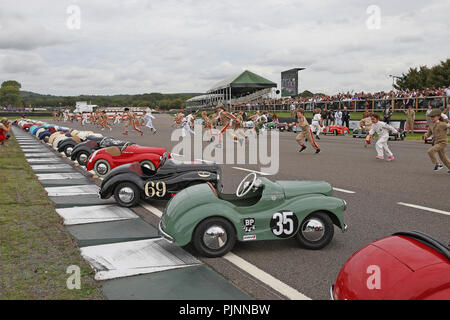 Goodwood, West Sussex, UK. 8. September 2018. Kinder laufen zu Ihren Austin J40 Pedal Cars zu Beginn des Settrington Cup Rennen auf dem Goodwood Revival in Goodwood, West Sussex, UK. © Malcolm Greig/Alamy leben Nachrichten Stockfoto