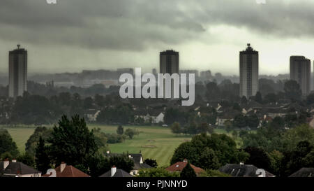 Glasgow, Schottland, Großbritannien. 8. September 2018. UK Wetter: Regen und Nebel verursachen eingeschränkte Sicht über die Stadt und die südlich von Glasgow verschwindet hinter der Scotstoun Türme und die Dächer und die Grüns von knightswood Golfplatz. Gerard Fähre / Alamy news Credit: Gerard Fähre / alamy Leben Nachrichten Stockfoto