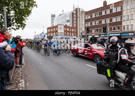 West Bridgford, Nottingham, Großbritannien, 8. September 2018. Zuschauer beobachten und fotografieren wie die Tour von Großbritannien Radrennen über Trent Bridge in West Bridgford, Nottingham. Credit: Martyn Williams/Alamy leben Nachrichten Stockfoto