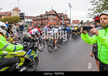 West Bridgford, Nottingham, UK. 8. September 2018. Zuschauer beobachten und fotografieren wie die Tour von Großbritannien Radrennen über Trent Bridge in West Bridgford, Nottingham. Credit: Martyn Williams/Alamy leben Nachrichten Stockfoto