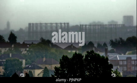 Glasgow, Schottland, Großbritannien. 8. September 2018. UK Wetter: Regen und Nebel verursachen eingeschränkte Sicht über die Stadt, als der Westen von Glasgow verschwindet hinter der kelvindale Gasometer und die Dächer der Vorort von knightswood. Gerard Fähre / alamy Nachrichten Stockfoto