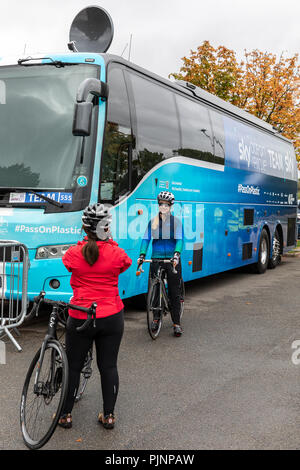 Das Team Sky fans posieren für Fotos vom Team Sky Bus bei Stufe 7 der Tour von Großbritannien in Mansfield, Großbritannien, 8. September 2018. Stockfoto