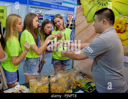 Xiamen, China Fujian Provinz. 8. Sep 2018. Besucher aus der Ukraine Essen schmecken am 20. China Internationale Messe für Investitionen und Handel in Xiamen, im Südosten der chinesischen Provinz Fujian, Sept. 8, 2018. Credit: Jiang Kehong/Xinhua/Alamy leben Nachrichten Stockfoto