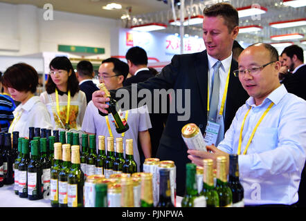 Xiamen, China Fujian Provinz. 8. Sep 2018. Ein Aussteller fördert Bier aus der Tschechischen Republik am 20. China Internationale Messe für Investitionen und Handel in Xiamen, im Südosten der chinesischen Provinz Fujian, Sept. 8, 2018. Credit: Wei Peiquan/Xinhua/Alamy leben Nachrichten Stockfoto