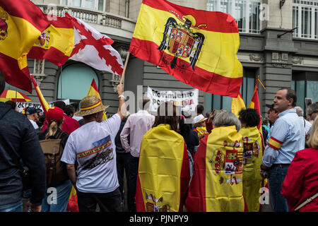 Madrid, Spanien. 8. September 2018. Die Leute protestieren mit Fahnen von Francos Zeiten gegen die Entfernung von Diktator Franco's Überreste aus dem Tal der Gefallenen, in Madrid, Spanien. Credit: Marcos del Mazo/Alamy leben Nachrichten Stockfoto