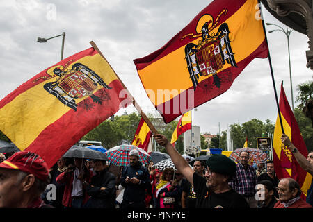 Madrid, Spanien. 8. September 2018. Die Leute protestieren mit Fahnen von Francos Zeiten gegen die Entfernung von Diktator Franco's Überreste aus dem Tal der Gefallenen, in Madrid, Spanien. Credit: Marcos del Mazo/Alamy leben Nachrichten Stockfoto