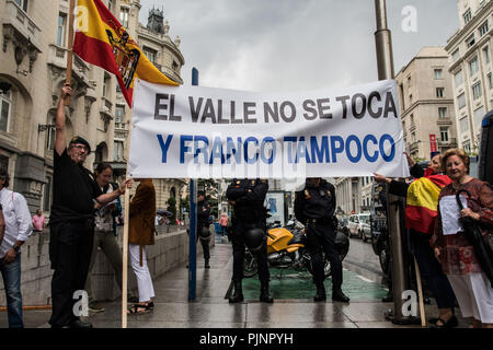 Madrid, Spanien. 8. September 2018. Menschen protestieren vor der Abgeordnetenkammer mit einer Fahne, die lautet: "o das Tal und weder Franco' nicht während eines Protestes gegen die Entfernung von Diktator Franco's Überreste aus dem Tal der Gefallenen, in Madrid, Spanien. Credit: Marcos del Mazo/Alamy leben Nachrichten Stockfoto