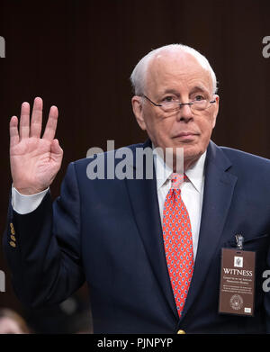 Washington, USA. 7. September 2018. John Dean, ehemaliger Berater des Präsidenten der Vereinigten Staaten Nixon, ist vereidigte auf der Nennung des Richters Brett Kavanaugh vor dem US-Senat Justiz Ausschuss für seine Nominierung als Gerechtigkeit Mitarbeiter des US Supreme Court zu bezeugen das scheidende Gerechtigkeit Anthony Kennedy auf dem Capitol Hill in Washington, DC am Freitag, 7. September 2018 zu ersetzen. Credit: Ron Sachs/CNP/MediaPunch Credit: MediaPunch Inc/Alamy leben Nachrichten Stockfoto