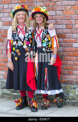 Swanage, Dorset, Großbritannien. 8. Sep 2018. Menschenmassen strömen zu den Swanage Folk Festival der Tanzgruppen und Musik entlang der Küste zu sehen. Morris Dancers, Mitglieder von Phoenix Morris Dancers. Credit: Carolyn Jenkins/Alamy leben Nachrichten Stockfoto