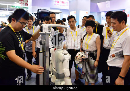 Xiamen, China Fujian Provinz. 8. Sep 2018. Der Aussteller stellt einen humanoiden Roboter am 20. China Internationale Messe für Investitionen und Handel in Xiamen, im Südosten der chinesischen Provinz Fujian, Sept. 8, 2018. Credit: Wei Peiquan/Xinhua/Alamy leben Nachrichten Stockfoto