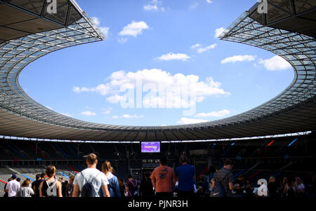 Berlin, Deutschland. 08 Sep, 2018. Besucher feiern auf der zweitägigen Lollapalooza Festival auf dem Gelände des Olympischen Park. Quelle: Britta Pedersen/dpa/Alamy leben Nachrichten Stockfoto