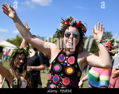 Berlin, Deutschland. 08 Sep, 2018. Ashley tanzt am zweitägigen Festival Lollapalooza auf dem Gelände des Olympischen Park. Quelle: Britta Pedersen/dpa/Alamy leben Nachrichten Stockfoto