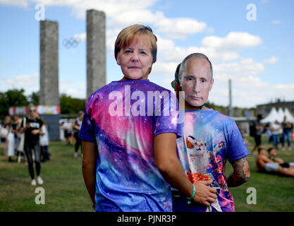 Berlin, Deutschland. 08 Sep, 2018. Besucher mit Masken von Merkel und Putin auf der zweitägigen Lollapalooza Festival auf dem Gelände des Olympischen Park. Quelle: Britta Pedersen/dpa/Alamy leben Nachrichten Stockfoto