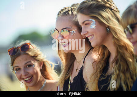 Berlin, Deutschland. 08 Sep, 2018. Besucher zusammen lachen am zweitägigen Festival Lollapalooza auf dem Gelände des Olympischen Park. Credit: Gregor Fischer/dpa/Alamy leben Nachrichten Stockfoto