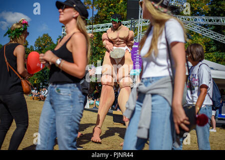 Berlin, Deutschland. 08 Sep, 2018. Ein Schauspieler Spaziergänge auf Stelzen über das Gelände der Olympischen Park am zweitägigen Festival Lollapalooza. Credit: Gregor Fischer/dpa/Alamy leben Nachrichten Stockfoto