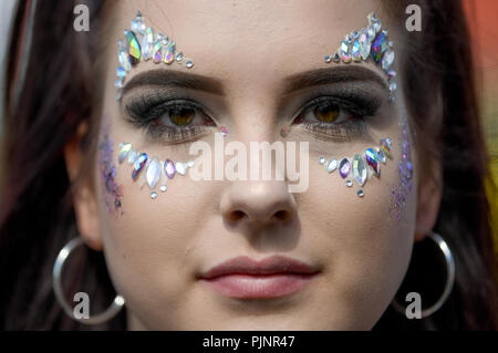 Berlin, Deutschland. 08 Sep, 2018. Dominique trägt Gesicht Schmuck an der 2-Tag Musik Lollapalooza Festival auf dem Gelände des Olympischen Park. Quelle: Britta Pedersen/dpa/Alamy leben Nachrichten Stockfoto