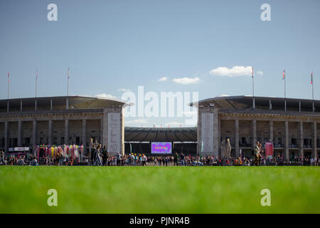 Berlin, Deutschland. 08 Sep, 2018. Die ersten Besucher kommen zum zweitägigen Lollapalooza Festival auf dem Gelände des Olympischen Park. Credit: Gregor Fischer/dpa/Alamy leben Nachrichten Stockfoto