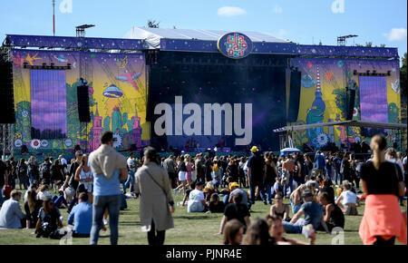 Berlin, Deutschland. 08 Sep, 2018. Besucher auf dem Maifeld am zweitägigen Festival Lollapalooza auf dem Gelände des Olympischen Park. Quelle: Britta Pedersen/dpa/Alamy leben Nachrichten Stockfoto