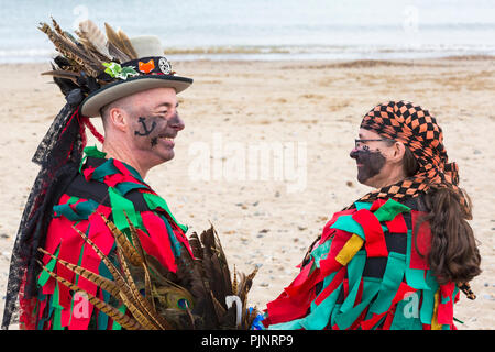 Swanage, Dorset, Großbritannien. 8. Sep 2018. Menschenmassen strömen zu den Swanage Folk Festival der Tanzgruppen und Musik entlang der Küste zu sehen. Morris Dancers, Mitglieder von Fox's Morris. Credit: Carolyn Jenkins/Alamy leben Nachrichten Stockfoto