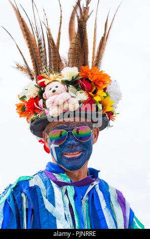 Swanage, Dorset, Großbritannien. 8. Sep 2018. Menschenmassen strömen zu den Swanage Folk Festival der Tanzgruppen und Musik entlang der Küste zu sehen. Morris Tänzerin - Mitglied des Exmoor Grenze Morris Gruppe. Credit: Carolyn Jenkins/Alamy leben Nachrichten Stockfoto