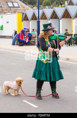 Swanage, Dorset, Großbritannien. 8. Sep 2018. Menschenmassen strömen zu den Swanage Folk Festival der Tanzgruppen und Musik entlang der Küste zu sehen. Credit: Carolyn Jenkins/Alamy leben Nachrichten Stockfoto