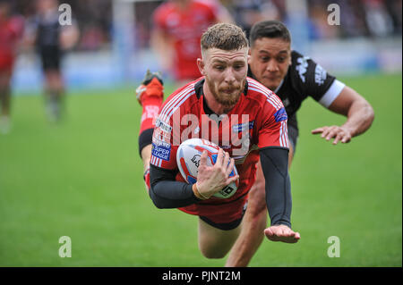 Wählen Sie Stadium, Salford, UK. 6. September 2018. Rugby League Super 8 Rugby League zwischen Salford Rote Teufel vs Toronto Wolfpack; Salford Roten Teufel Jackson Hastings in der Luft Tauchgänge über die Linie zu versuchen das Ergebnis von Salford dritten Versuch. Dean Williams Stockfoto