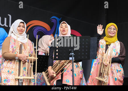 London, UK, 8. September 2018. Darsteller spielen Songs mit dem ANGKLUNG, ein Musikinstrument aus Indonesien. Indonesien Wochenende ist ein Wochenende - lange Festival der indonesischen Küche, Kultur, Performances und Mode zu Töpfer Feld Park in der Nähe der Tower Bridge in London. Credit: Imageplotter Nachrichten und Sport/Alamy leben Nachrichten Stockfoto