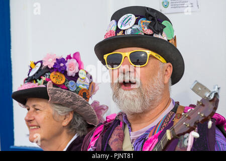 Swanage, Dorset, Großbritannien. 8. Sep 2018. Menschenmassen strömen zu den Swanage Folk Festival der Tanzgruppen und Musik entlang der Küste zu sehen. Morris Dancers, Mitglieder der Guith Morris. Credit: Carolyn Jenkins/Alamy leben Nachrichten Stockfoto