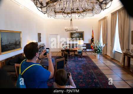 Berlin, Deutschland. 08 Sep, 2018. Ein Besucher zum Festival der Bürger in Schloss Bellevue macht ein Foto von den Präsidenten Steinmeier. Credit: Paul Zinken/dpa/Alamy leben Nachrichten Stockfoto