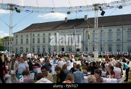 Berlin, Deutschland. 08 Sep, 2018. Besucher des Festivals der Bürger in Schloss Bellevue sitzen an den Tischen im Garten. Credit: Paul Zinken/dpa/Alamy leben Nachrichten Stockfoto