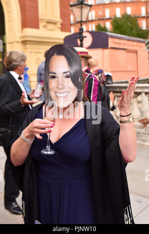 Albert Hall, London, Großbritannien. 8. Sep 2018. "Prommers 'Warteschlange für die letzte Nacht der Proms in der Albert Hall. Quelle: Matthew Chattle/Alamy leben Nachrichten Stockfoto