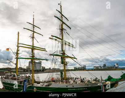 Leith Dock, Leith, Edinburgh, Schottland, Großbritannien. September 2018. Alexander von Humboldt II besucht den Hafen von Leith und ist im Eingangsbecken vertäut. Das 2011 gebaute Schiff ist ein ziviles, viereckiges Rigger-Hochschiff, das Fahrten für Jugendliche im Alter von 15 bis 25 Jahren anbietet und von der Deutschen Stiftung Sail Training (DSST) betrieben wird. Sie tritt in großen Schiffsrennen an Stockfoto