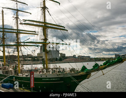 Leith Dock, Leith, Edinburgh, Schottland, Großbritannien. September 2018. Alexander von Humboldt II besucht den Hafen von Leith und ist im Eingangsbecken vertäut. Das 2011 gebaute Schiff ist ein ziviles, viereckiges Rigger-Hochschiff, das Fahrten für Jugendliche im Alter von 15 bis 25 Jahren anbietet und von der Deutschen Stiftung Sail Training (DSST) betrieben wird. Sie tritt in großen Schiffsrennen an Stockfoto