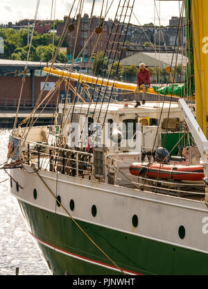 Leith Dock, Leith, Edinburgh, Schottland, Großbritannien. September 2018. Alexander von Humboldt II besucht den Hafen von Leith und ist im Eingangsbecken vertäut. Das 2011 gebaute Schiff ist ein ziviles, viereckiges Rigger-Hochschiff, das Fahrten für Jugendliche im Alter von 15 bis 25 Jahren anbietet und von der Deutschen Stiftung Sail Training (DSST) betrieben wird. Sie tritt in großen Schiffsrennen an Stockfoto