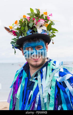 Swanage, Dorset, Großbritannien. 8. Sep 2018. Menschenmassen strömen zu den Swanage Folk Festival der Tanzgruppen und Musik entlang der Küste zu sehen. Morris Tänzerin - Mitglied des Exmoor Grenze Morris Group Credit: Carolyn Jenkins/Alamy leben Nachrichten Stockfoto