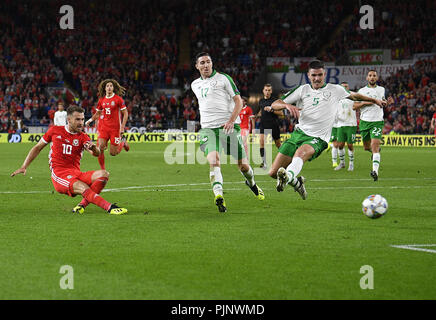 Cardiff, Großbritannien. 7. Sep 2018. Aaron Ramsey gesehen Shooting für das Ziel während der Wales/Irland Spiel in Cardiff City Stadium. Wales beat Irland, 4:1. Credit: Graham Glendinning/SOPA Images/ZUMA Draht/Alamy leben Nachrichten Stockfoto