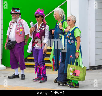 Swanage, Dorset, Großbritannien. 8. Sep 2018. Menschenmassen strömen zu den Swanage Folk Festival der Tanzgruppen und Musik entlang der Küste zu sehen. Morris Dancers, Mitglieder von Wight Glocken und Guith Morris eine Pause. Credit: Carolyn Jenkins/Alamy leben Nachrichten Stockfoto