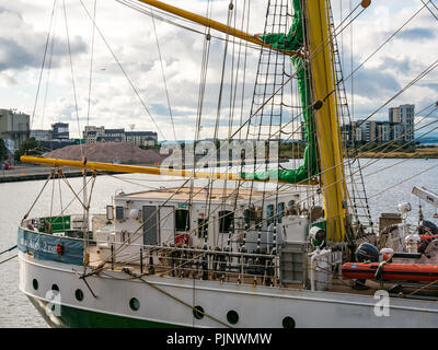 Leith Dock, Leith, Edinburgh, Schottland, Großbritannien. September 2018. Alexander von Humboldt II besucht den Hafen von Leith und ist im Eingangsbecken vertäut. Das 2011 gebaute Schiff ist ein ziviles, viereckiges Rigger-Hochschiff, das Fahrten für Jugendliche im Alter von 15 bis 25 Jahren anbietet und von der Deutschen Stiftung Sail Training (DSST) betrieben wird. Sie tritt in großen Schiffsrennen an Stockfoto