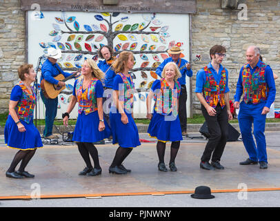 Swanage, Dorset, Großbritannien. 8. Sep 2018. Menschenmassen strömen zu den Swanage Folk Festival der Tanzgruppen und Musik entlang der Küste zu sehen. Knickerbocker Glory Appalachian Tänzer. Credit: Carolyn Jenkins/Alamy leben Nachrichten Stockfoto