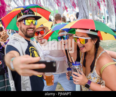 Berlin, Deutschland. 08 Sep, 2018. Die Besucher der zweitägigen Lollapalooza Festival auf dem Gelände des Olympischen Park nehmen eine selfie. Credit: Gregor Fischer/dpa/Alamy leben Nachrichten Stockfoto